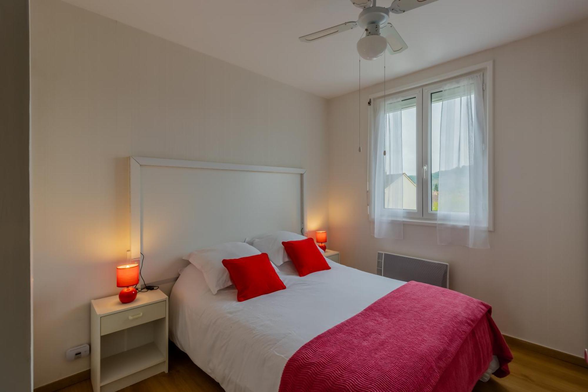 Lumineux, Bien Situe Et Tres Calme + Parking Prive Leilighet Le Bugue Eksteriør bilde